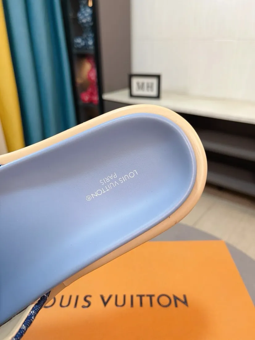 Ex-factory price 360🌹🌹 (lv-Louis Vuitton) New men's slippers, high-end boutique, exquisite embossed logo decoration on the upper, fine workmanship, super soft soles, casual, loose and comfortable, a must-have in summer! \nsize：38-44